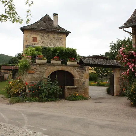 Chateau Ricard Aparthotel Saint-Geniez-dʼOlt