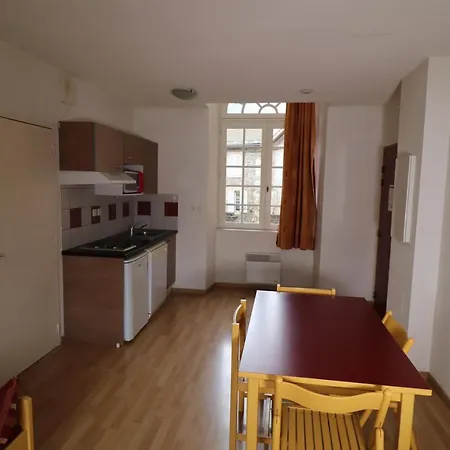 Aparthotel Chateau Ricard Saint-Geniez-dʼOlt