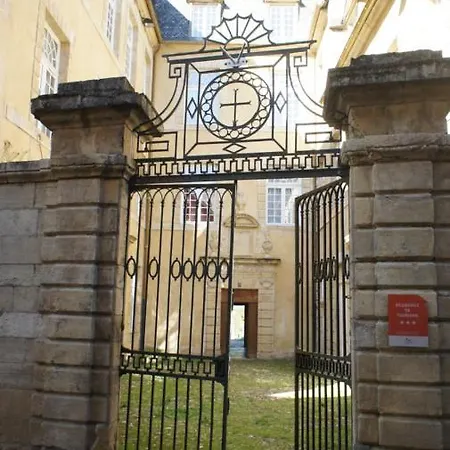 Chateau Ricard Apartahotel Saint-Geniez-dʼOlt