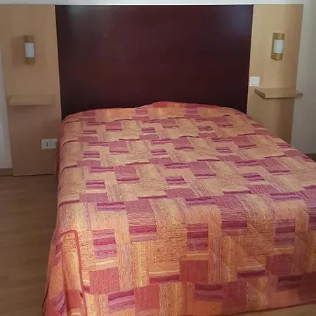 Apartahotel Chateau Ricard Saint-Geniez-dʼOlt